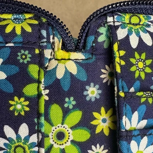 Vera Bradley Blue Daisy Daisy Print Wristlet Wallet Retired Pattern - Picture 7 of 8